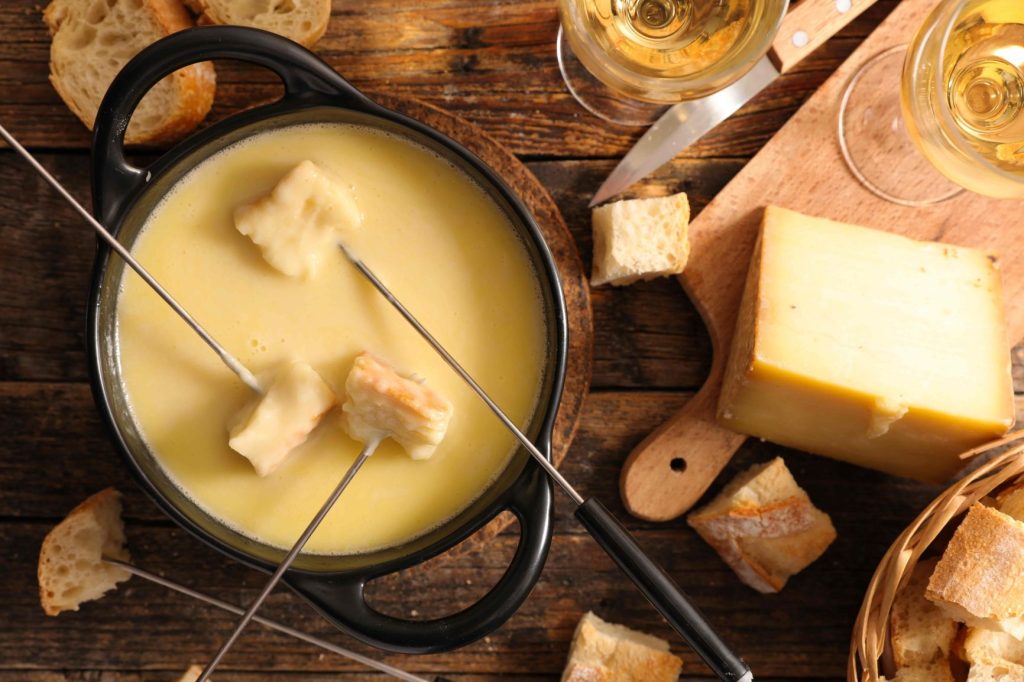 Un appareil à fondue Savoyarde